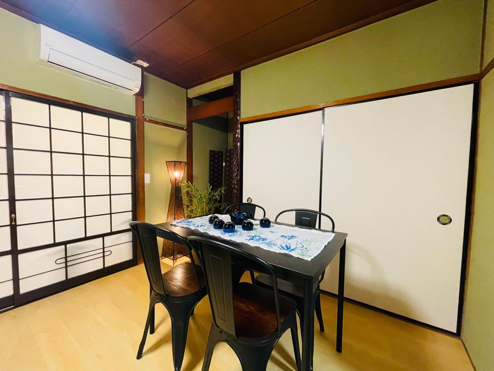 Namba Shinsaibashi 10 Mins Castle　east * 大阪